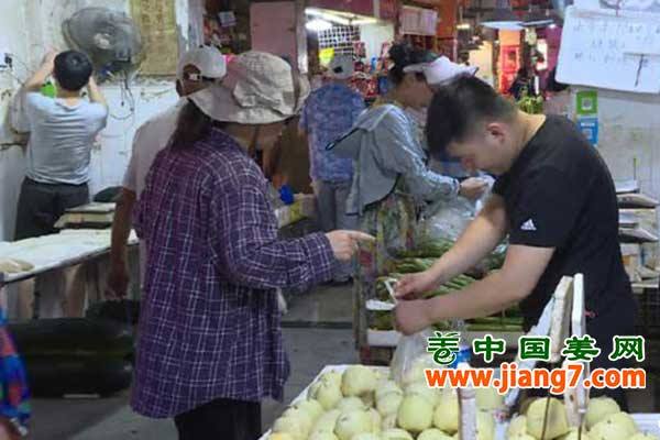 高溫持續，菜價上漲 ()