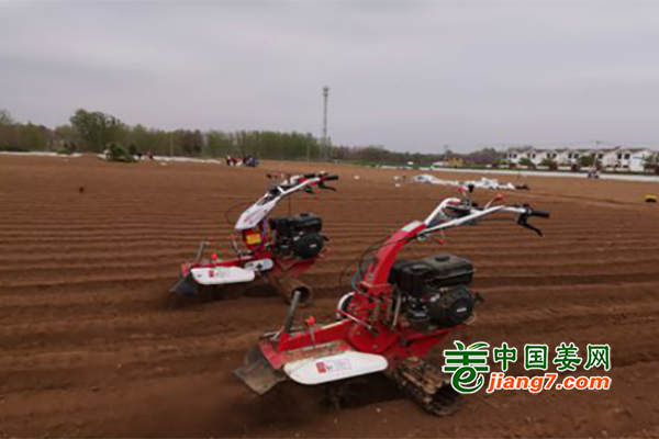 河南郟縣：無人機(jī)開溝助生產(chǎn) ()