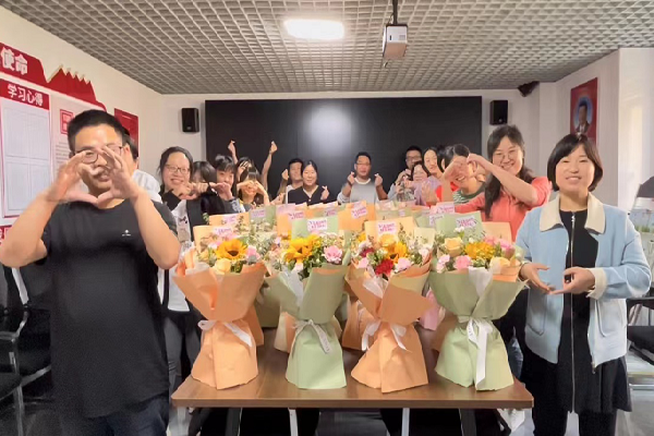 感恩母愛，花傳祝福 ()